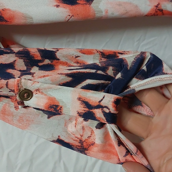 Agaci women's v-neck button down 3/4 button sleeve with slight ruching in center - Picture 3 of 5